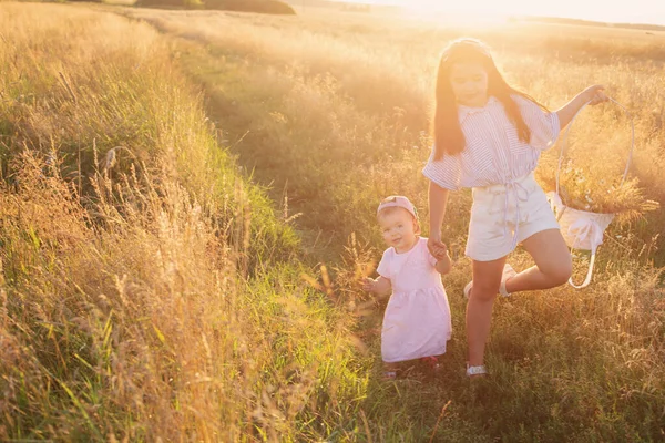 Dvě Malé Sestřičky Letním Poli Při Západu Slunce — Stock fotografie