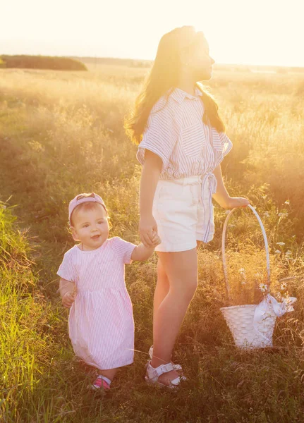Deux Petites Sœurs Dans Champ Été Coucher Soleil — Photo