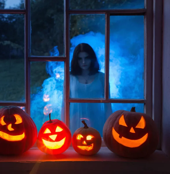 Abóboras Halloween Peitoril Janela Com Fantasma Fora Janela — Fotografia de Stock