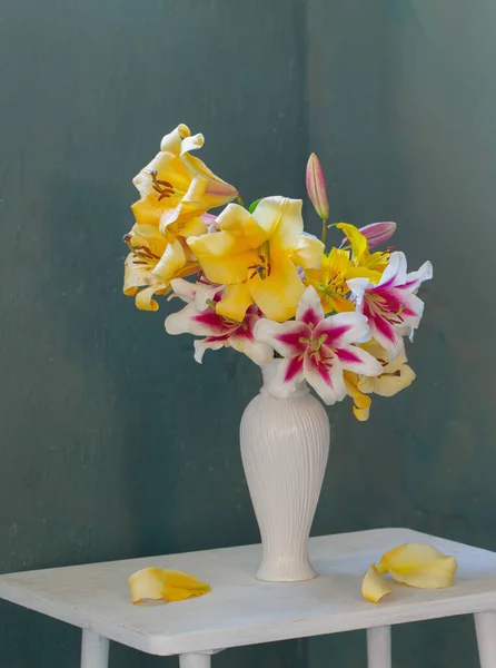 Lilien Weißer Vase Auf Blauem Hintergrund — Stockfoto