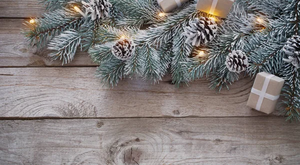 暗い背景の古い木のクリスマスのモミ — ストック写真