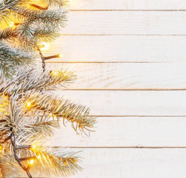 Beyaz ahşap zemin üzerinde Noel çelenk