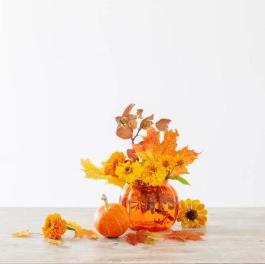 beyaz arkaplanda turuncu sonbahar buketi