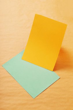 Bir kaç karton kağıdın çok renkli arkaplanı