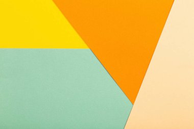 Bir kaç karton kağıdın çok renkli arkaplanı