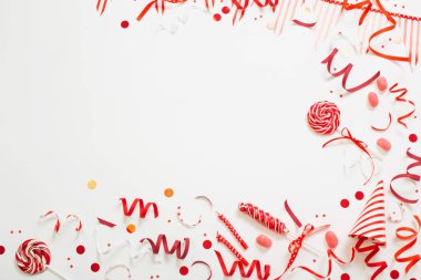 doğum günü arkaplanı kırmızı ve beyaz kağıt dekolteli