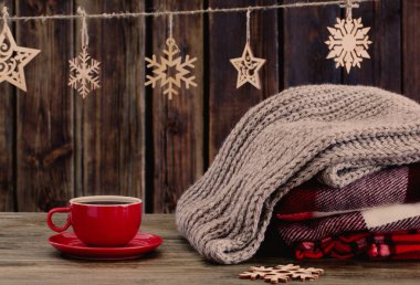 yığın İskoç şalılar, Kupası çay ve eski ahşap arka plan üzerinde Noel süsleri