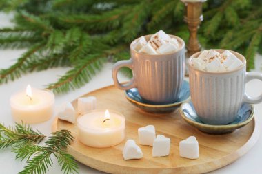 Marshmallow ve noel köknar dallı iki fincan kahve.