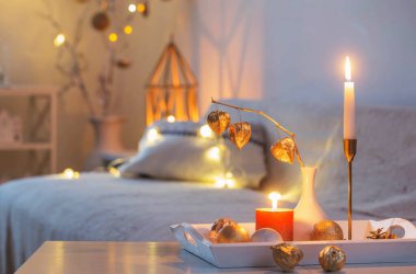 İçinde beyaz mumlar olan Noel evi dekorasyonları.