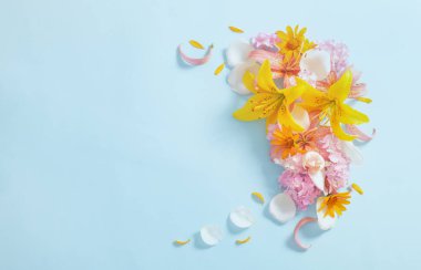 Güzel yaz çiçekleri mavi kağıt arka planda