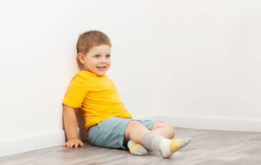 Mutlu küçük çocuk beyaz odada