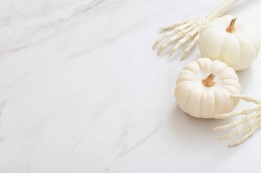 Beyaz cadılar bayramı balkabakları mermer arka planda dekor ile