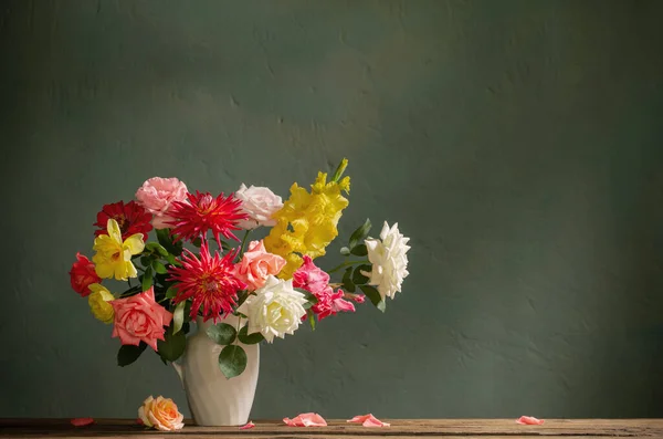 Koyu Arkaplanda Beyaz Vazoda Kırmızı Sarı Çiçeklerden Bir Buket — Stok fotoğraf