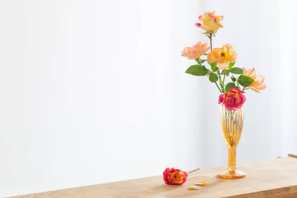 Оранжевые Розовые Розы Стеклянной Вазе Белом Интерьере — стоковое фото
