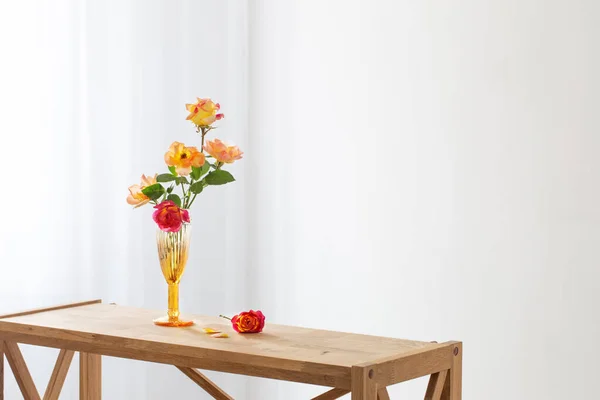 Turuncu Pembe Güller Cam Vazoda Beyaz Kısımda — Stok fotoğraf