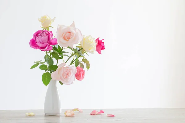 Rosa Und Weiße Rosen Weißer Keramikvase Auf Weißem Hintergrund — Stockfoto