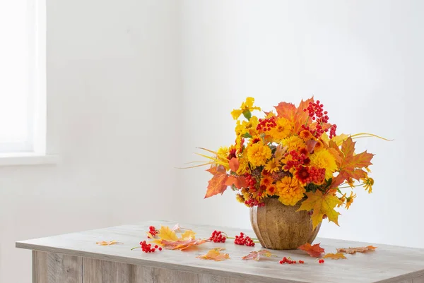 白色背景陶瓷花瓶中的秋季花束 — 图库照片