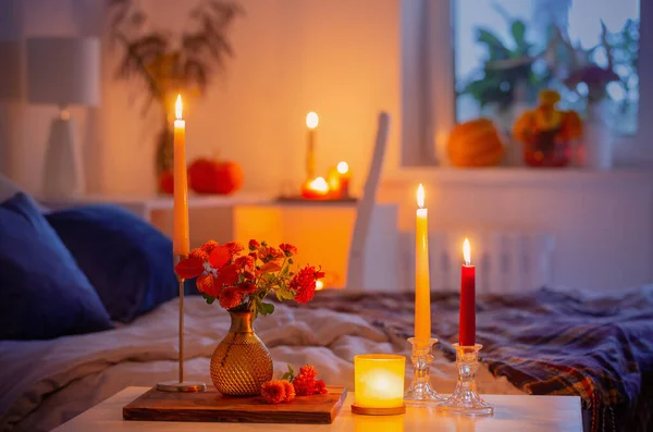 Vazoda Sonbahar Kasımpatısı Yatak Odasında Yanan Mumlar — Stok fotoğraf
