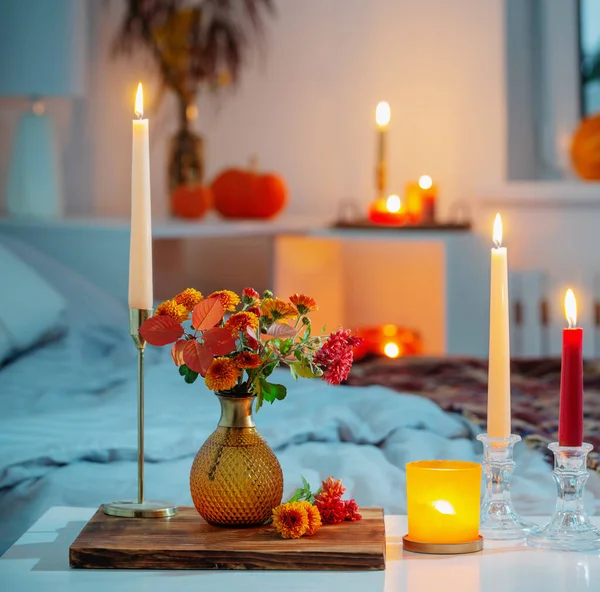 Herbstliche Chrysanthemen Der Vase Mit Brennenden Kerzen Schlafzimmer — Stockfoto