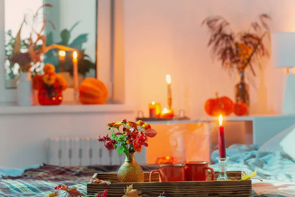 Bir Fincan Çay Vazoda Kasımpatı Yatak Odasında Yanan Mumlar — Stok fotoğraf