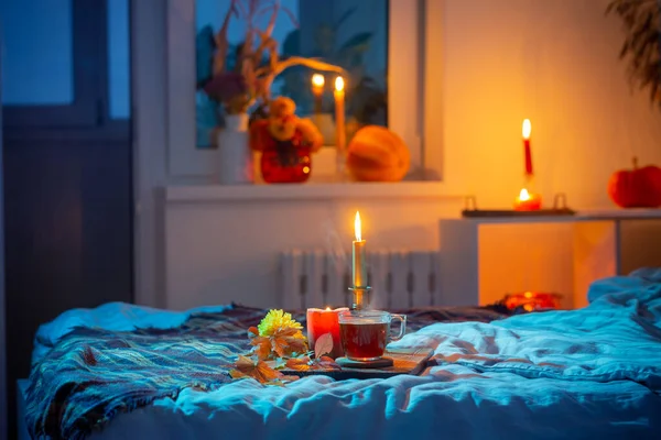 Kuppi Teetä Polttava Kynttilöitä Makuuhuoneessa — kuvapankkivalokuva