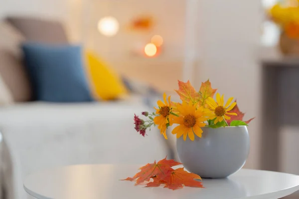 美丽的秋天花束 家中有花朵和树叶 — 图库照片