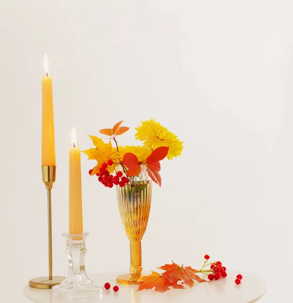 Beyaz Arka Planda Yanan Mumlarla Dolu Cam Vazoda Sonbahar Çiçeği — Stok fotoğraf