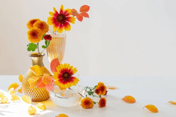 Chrysanthemums Glass Vase White Background — Stock Photo, Image