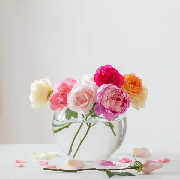 Piękne Róże Okrągłym Szklanym Wazonie Białym Tle — Zdjęcie stockowe