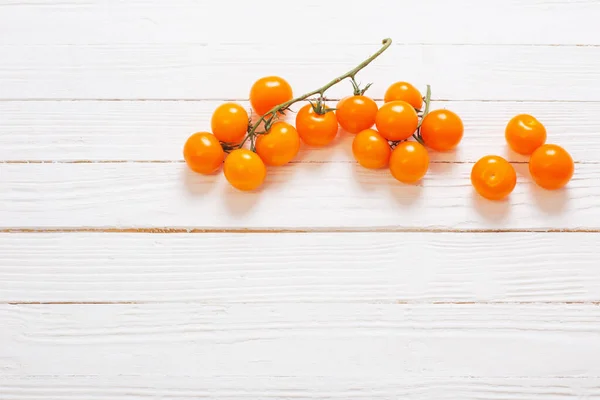 Oranžová Rajčata Třešeň Bílém Dřevěném Pozadí — Stock fotografie