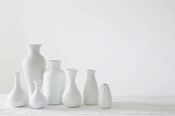 Vasos Brancos Cerâmicos Sobre Fundo Branco — Fotografia de Stock