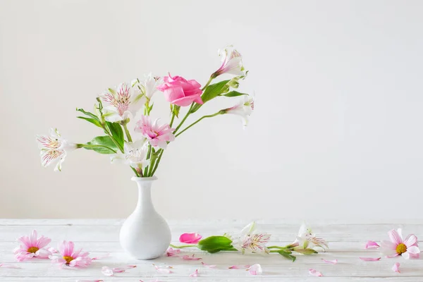 白い背景の上の花瓶にピンクと白の花 — ストック写真