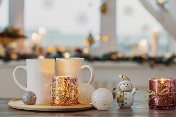 Två Vita Koppar Med Jul Dekorationer Bakgrundsfönster — Stockfoto