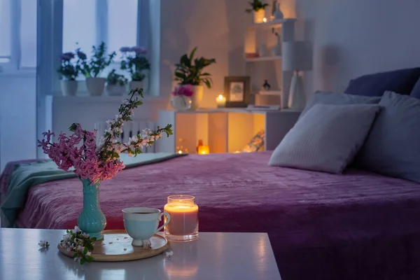 Hangulatos Hálószoba Este Virágokkal Teával — Stock Fotó