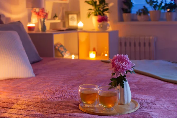 Gemütliches Schlafzimmer Abend Mit Blumen Und Tee — Stockfoto