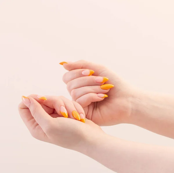 Vrouwelijke Hand Met Manicure Witte Achtergrond — Stockfoto