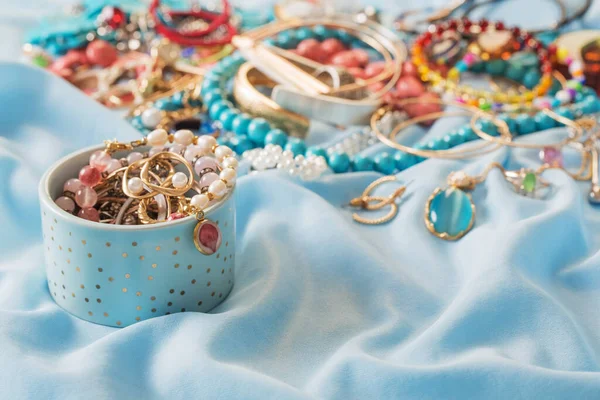 Různé Dámské Šperky Modré Tkanině — Stock fotografie