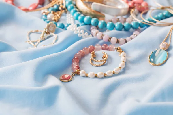 Různé Dámské Šperky Modré Tkanině — Stock fotografie