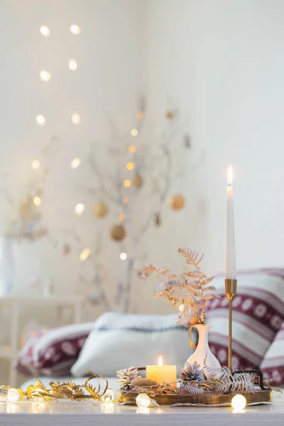 Χριστουγεννιάτικες Διακοσμήσεις Σπιτιού Κεριά Λευκό Εσωτερικό — Φωτογραφία Αρχείου