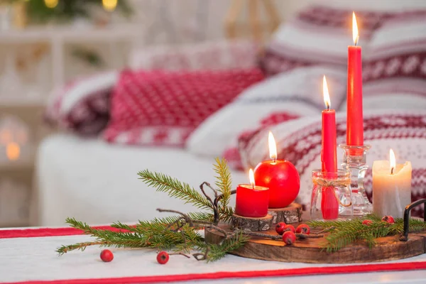 Kırmızı Beyaz Mumlu Noel Evi Dekorasyonları — Stok fotoğraf
