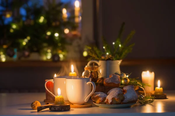 Две Чашки Чая Домашней Рождественской Выпечкой Кухне Рождественским Декором — стоковое фото