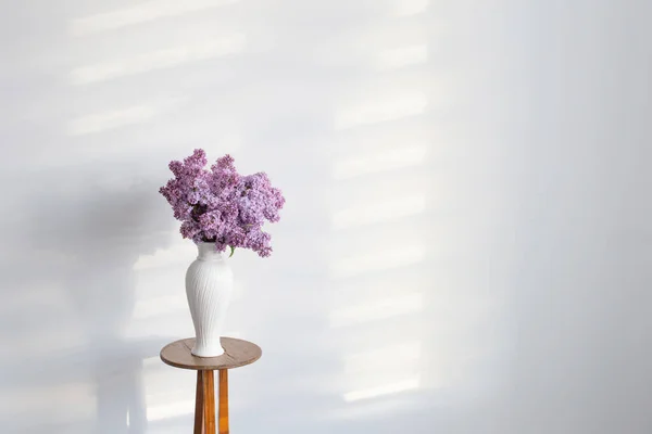 Fleurs Lilas Vase Blanc Sur Fond Blanc Mur — Photo