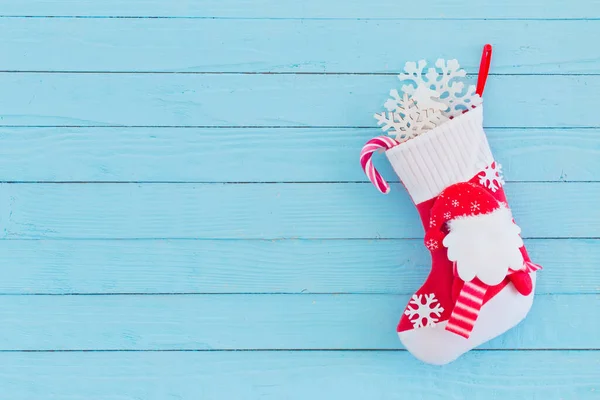 Mavi Ahşap Arka Planda Asılı Hediyelerle Noel Çorapları — Stok fotoğraf