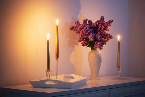 Lilac Flowers White Vase Golden Candles Background White Wall — Stock Photo, Image