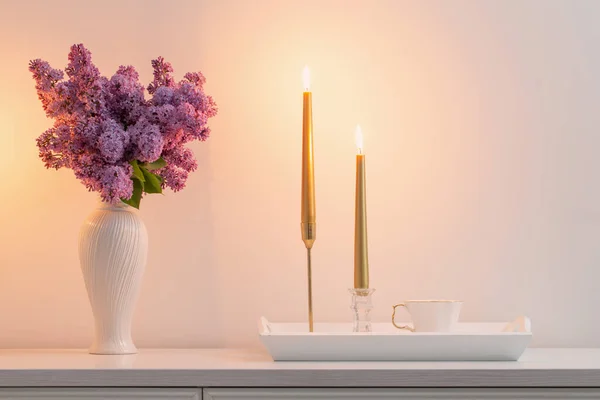 Fliederfarbene Blumen Weißer Vase Und Goldene Kerzen Auf Weißem Hintergrund — Stockfoto