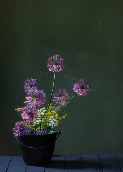 Bouquet Flowering Decorative Onions Glass Vase — Stock Photo, Image