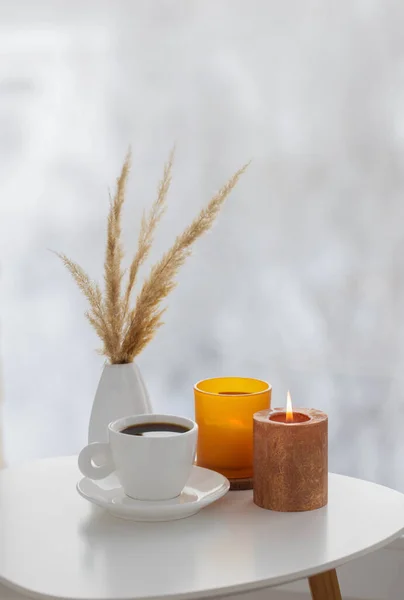 Tasse Kaffee Mit Brennenden Kerzen Auf Weißem Tisch Fenster Winter — Stockfoto