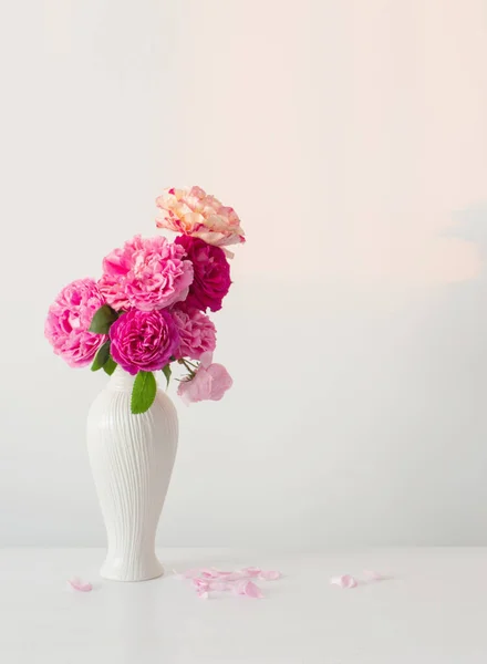 Rosas Rosa Vaso Branco Mesa Fundo Parede Branca — Fotografia de Stock