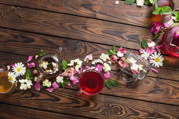 Różne Herbaty Ziołami Kwiatami Ciemnym Drewnianym Stole Widok Góry — Zdjęcie stockowe