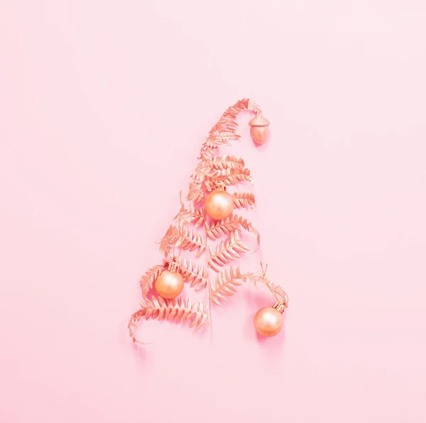 Árbol Navidad Helecho Hojas Doradas Pintadas Sobre Papel Rosa — Foto de Stock